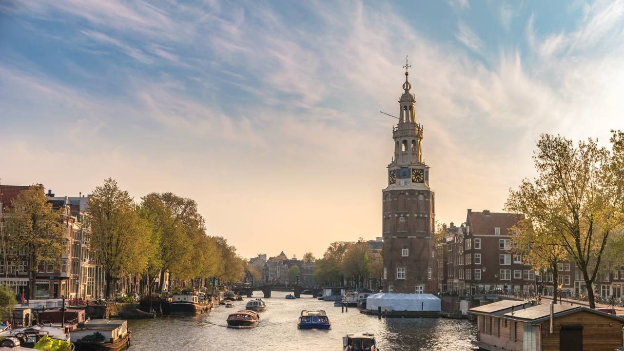 amsterdamse gracht met boten
