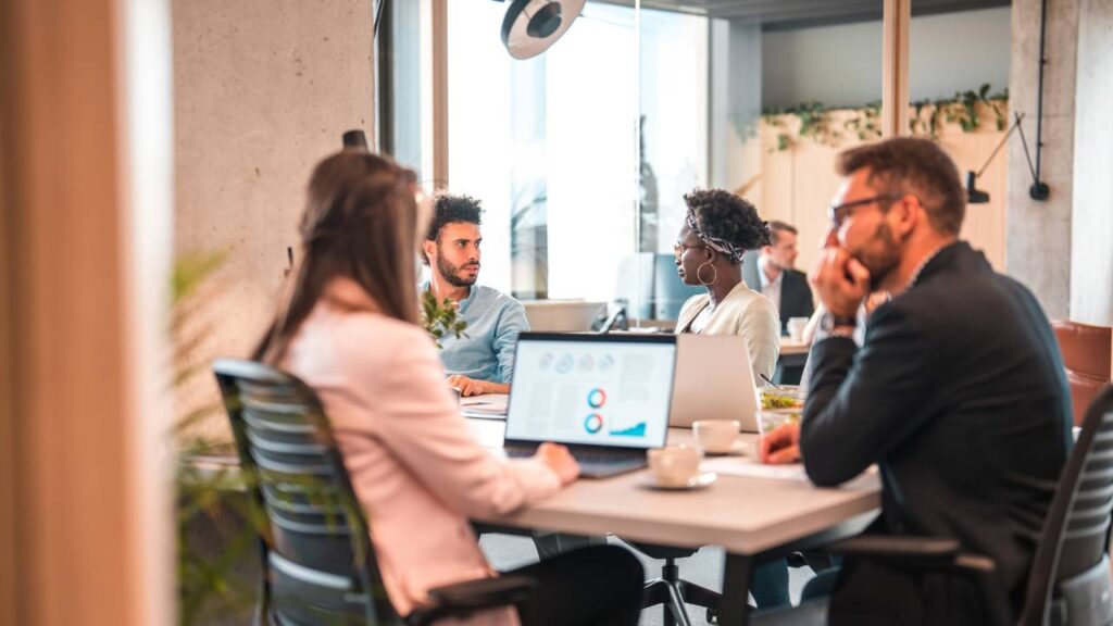 mediabureau werknemers aan tafel
