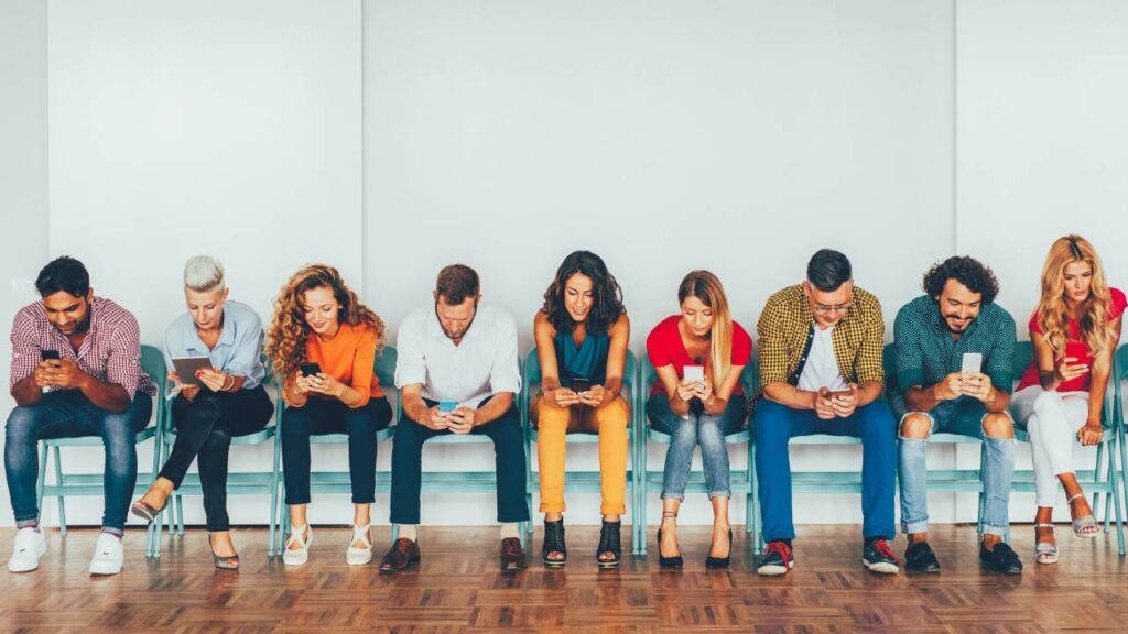rij met mensen gefocust op hun smartphone