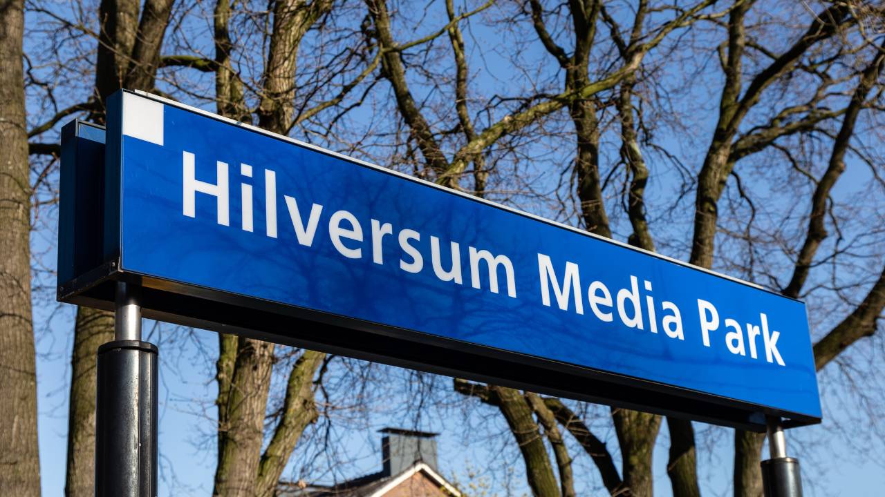 bord van hilversum media park treinstation
